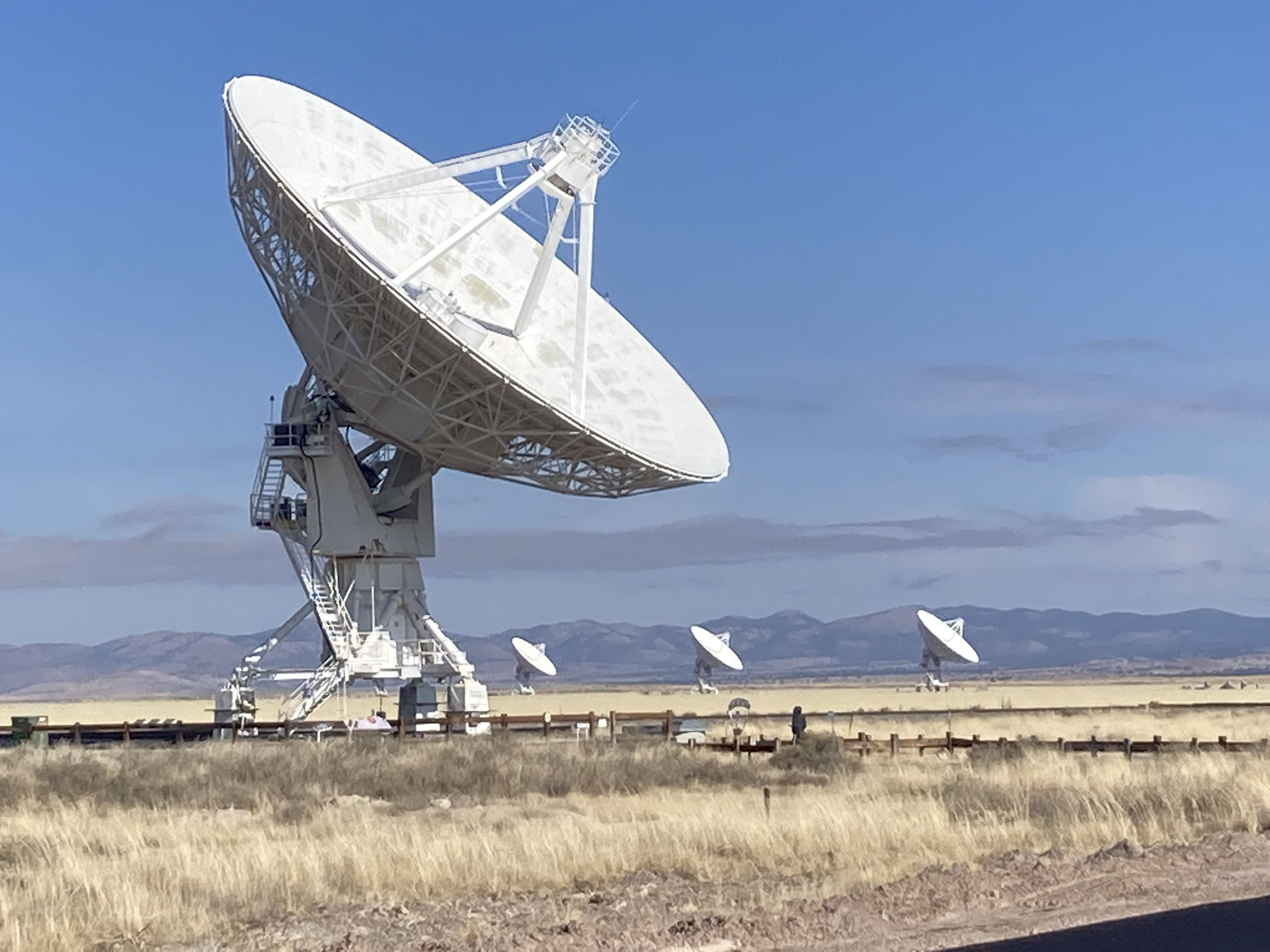 Satelites of the Very Large Array