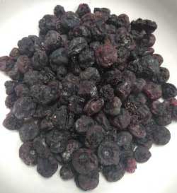pile of dried blueberries