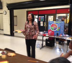 Katrina Avant teaching EFNEP nutrition class Katrina Avant teaching EFNEP nutrition class
