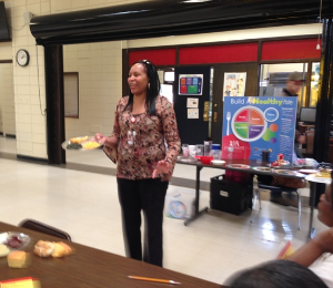 Katrina Avant teaching EFNEP nutrition class