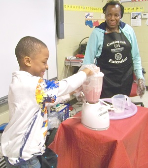 VeEtta Simmons teach Jackson Elementary students to make smoothies