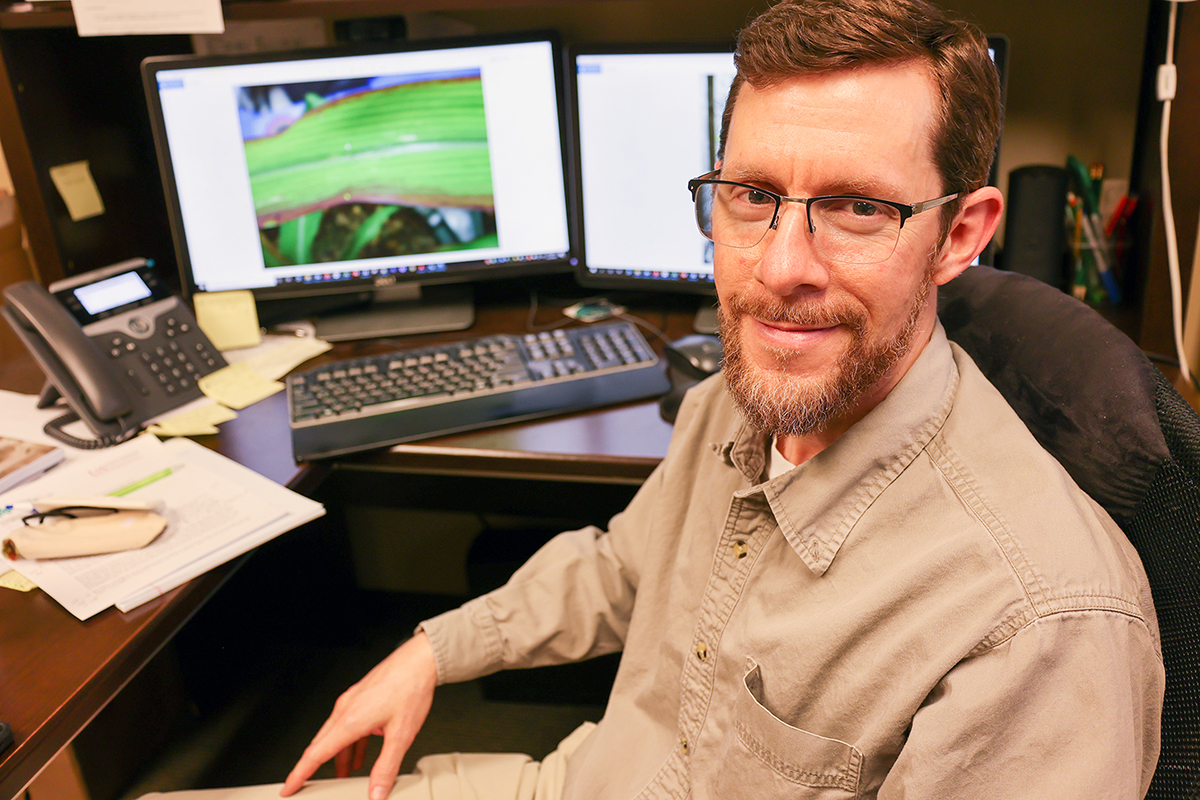 Benjamin Babst at desk