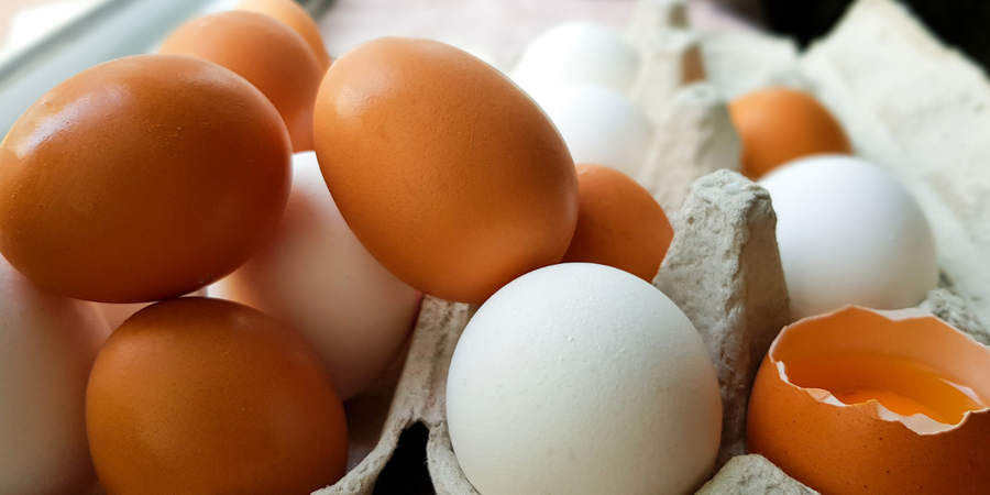 White and brown eggs in carton 