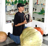 Picture of Jarrod Beary with award winning pumkin.
